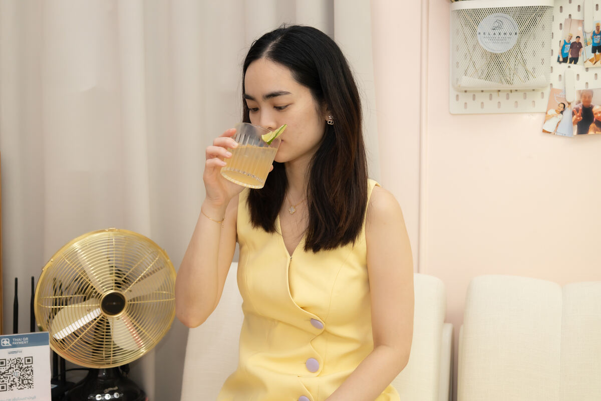 เสิร์ฟชาอุ่นหลังนวดเสร็จ — warm tea served after massage at Relax Hub Habito Mall