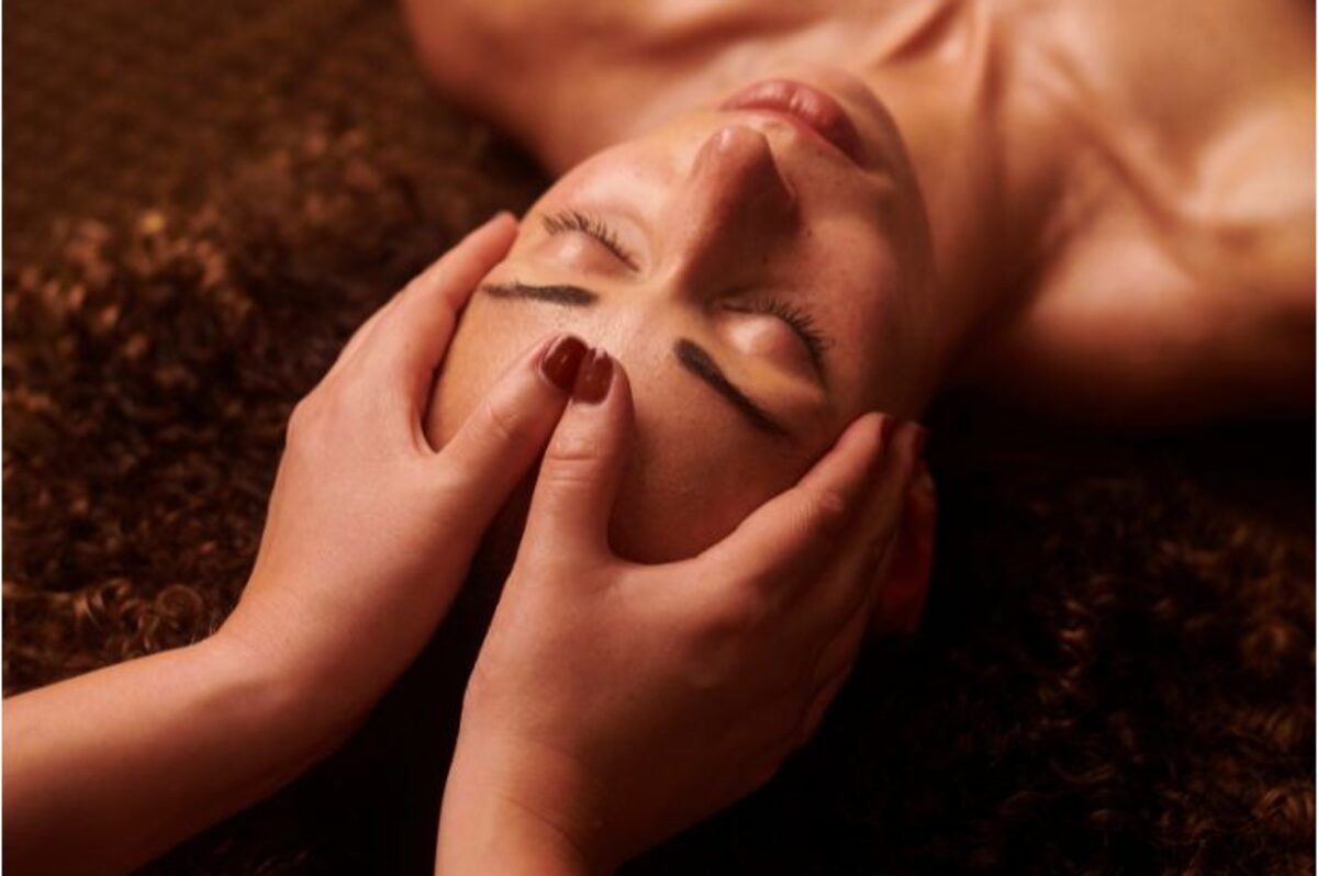 นวดศีรษะอินเดียแก้เครียด — Indian head massage for stress article