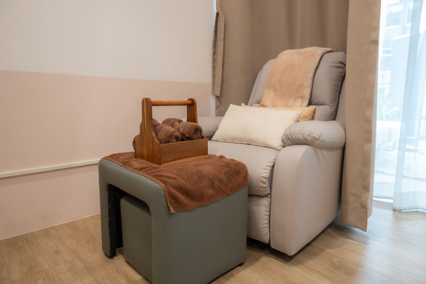 เก้าอี้นวดเท้า — foot massage recliners at Habito Mall